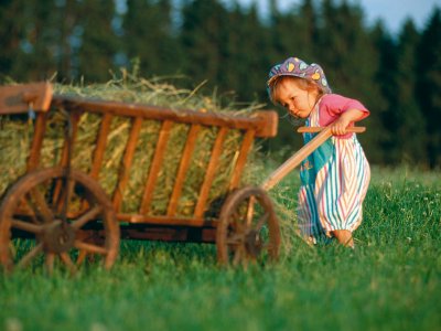 Kind mit Leiterwagen, familienfreundliche Ferienwohnung Köpf in Hopferau
